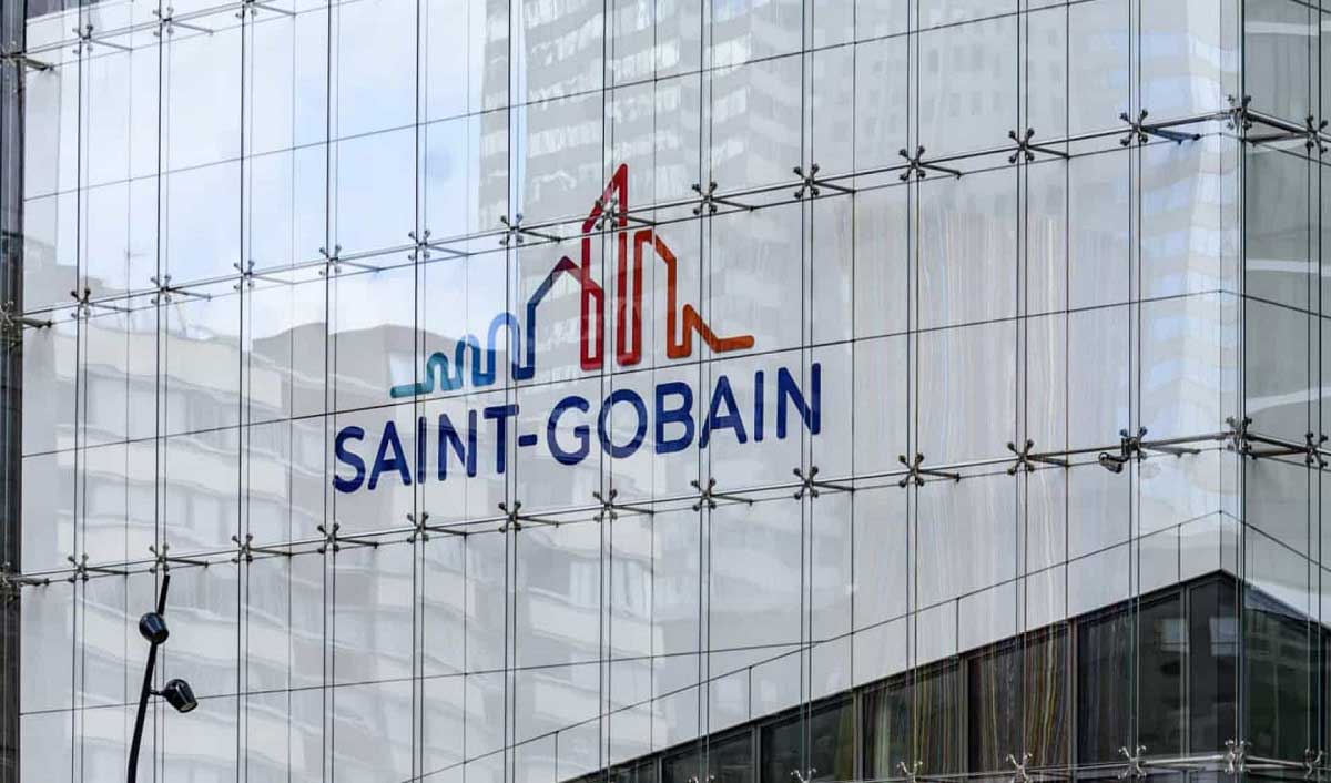 Saint-Gobain aplicando el film de Fijaplast, para reducir el plástico de sus operaciones