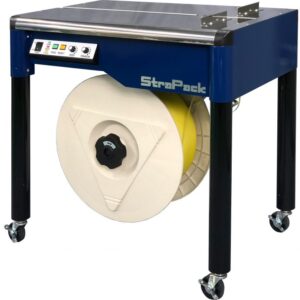 Vista de la Flejadora IQ-400 con un operario flejando un paquete, resaltando su diseño ergonómico y compacto