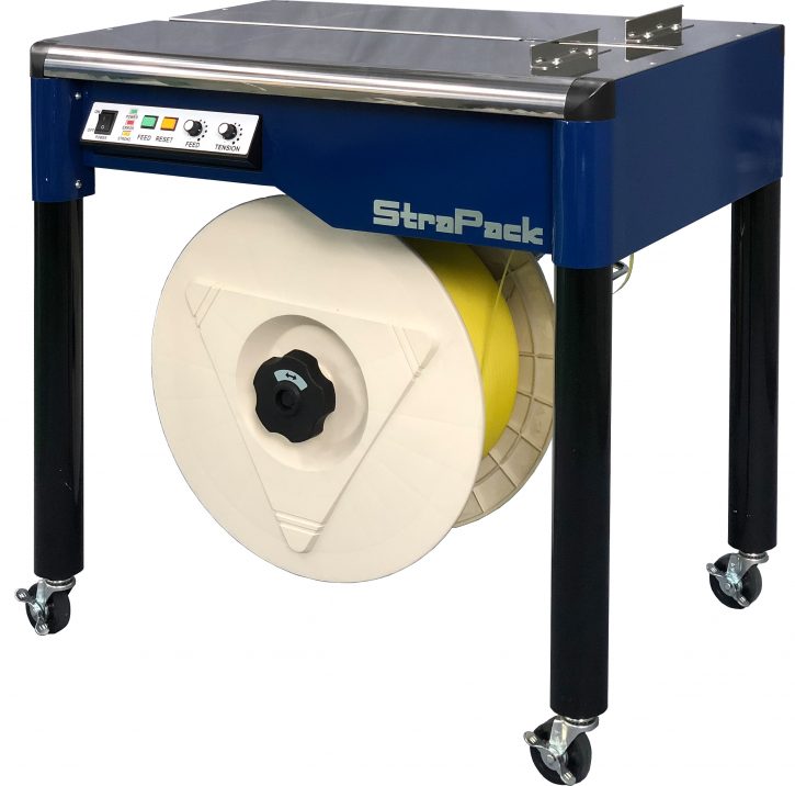 Vista de la Flejadora IQ-400 con un operario flejando un paquete, resaltando su diseño ergonómico y compacto