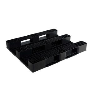 palet de carga pesada industrial de plástico Fijaplast en estantería, demostrando su alta resistencia a la flexión y capacidad de racking (8319)