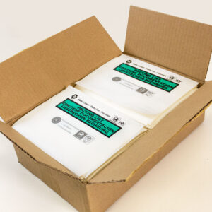 Caja con millares de sobres packing list de papel Fijaplast, listos para envío (91871)