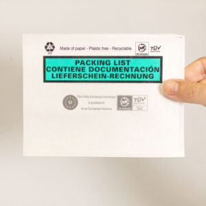 Detalle de una mano sosteniendo un sobre packing list de papel Fijaplast, resaltando su ligereza y transparencia (91871)