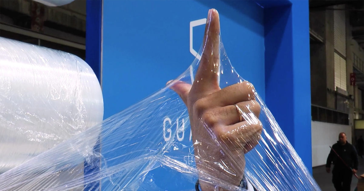 mano estirando film plastico transparente nanotecnologia alta resistencia