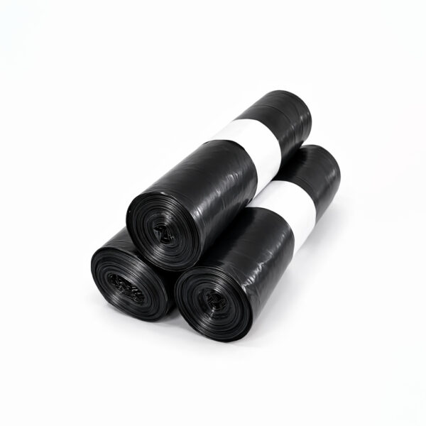 tres rollos de bolsas de basura negras